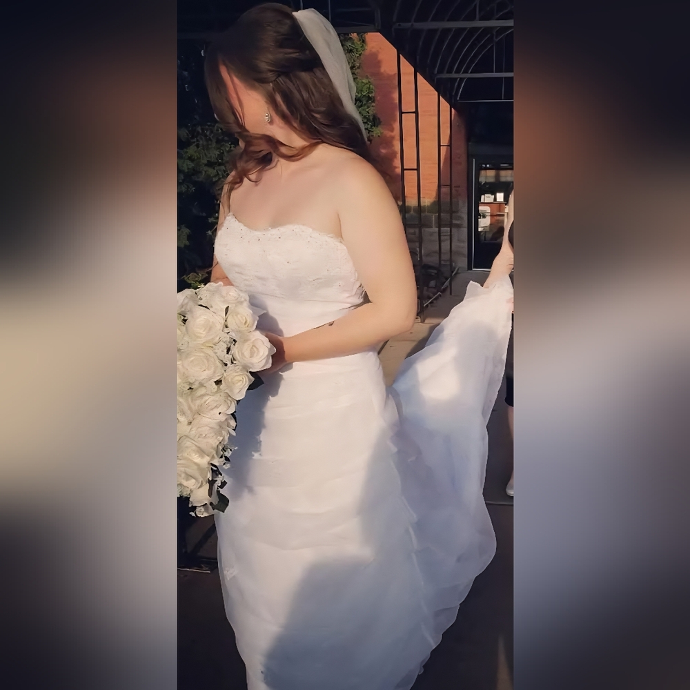 Elegant White Strapless Wedding Dress